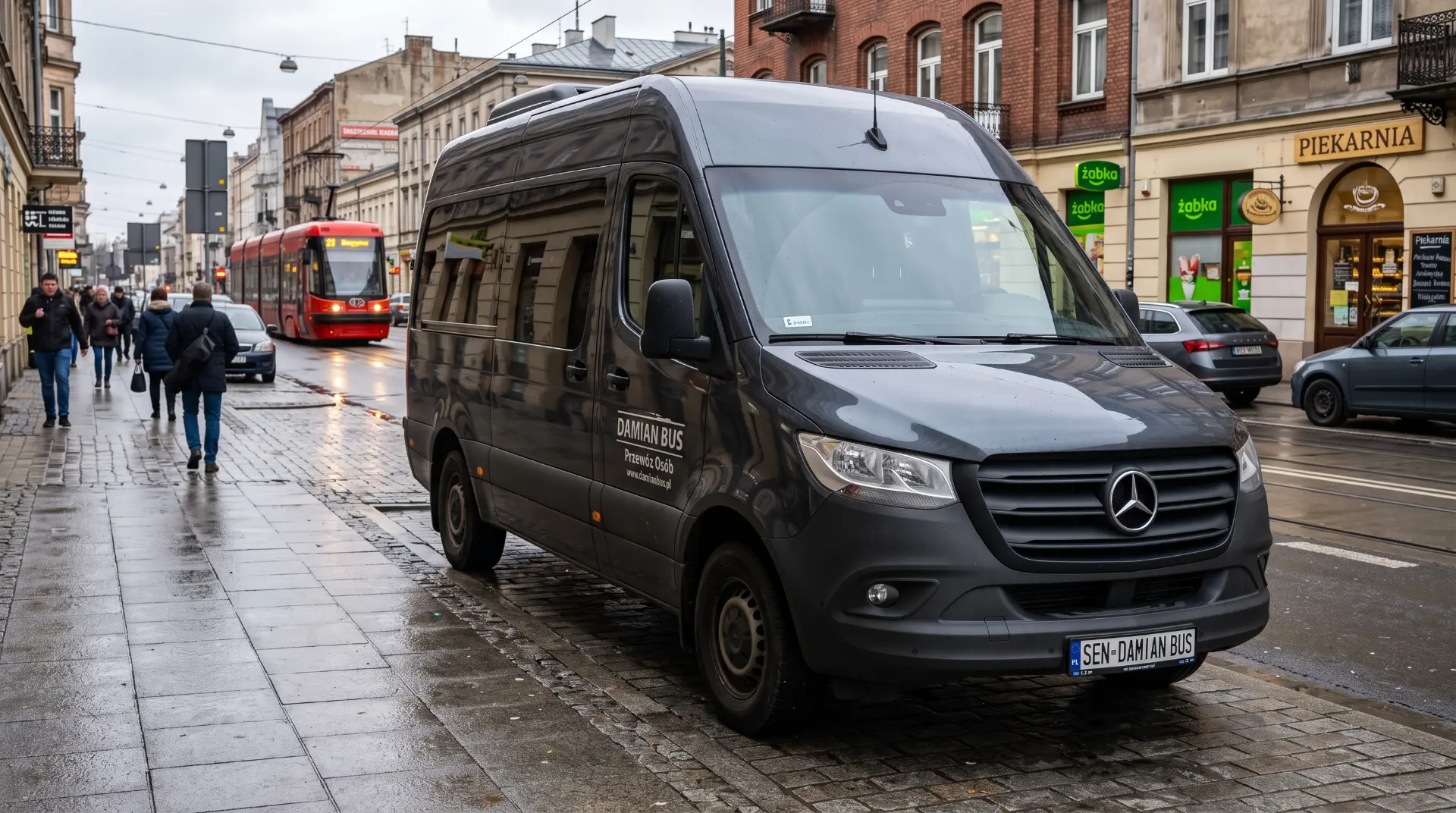 Mercedes Sprinter z brandingiem DAMIAN BUS zaparkowany na ulicy w Katowicach